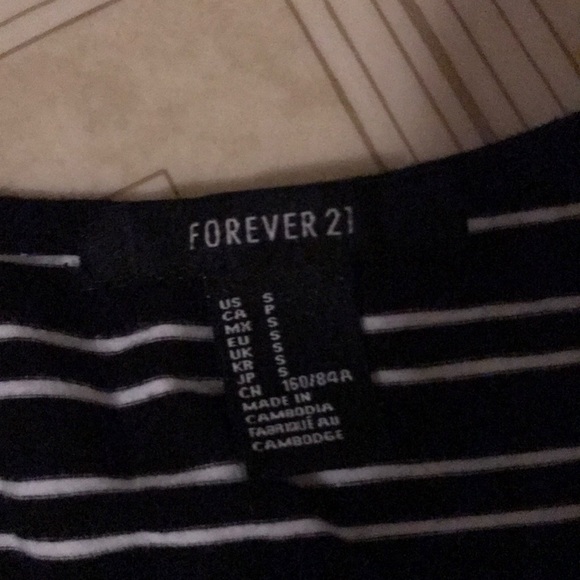 A striped crop top - Picture 2 of 2